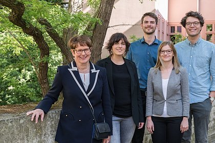Fotograf: Christian Kalthöhner
v.l.n.r.: Prof. Susanne Sieker, Julia Viselle Wöhlert, Nicolaus Emmanuel A. Schubert, Luise Reichert, Emanuel Stuve