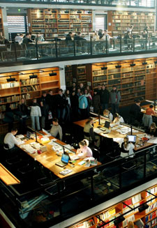 Blick in den Lesesaal der Bibliothek im Juridicum. (Foto: Maike Glöckner)